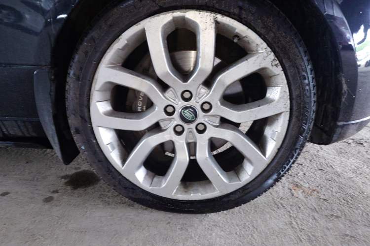 Used Land Rover Range 2022 3.0 L6 400 PS Classic Extended Version Right Front Wheel Hub