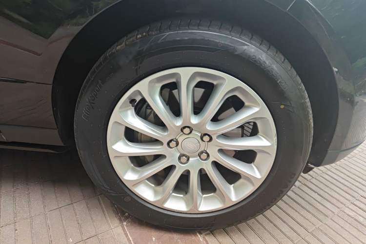 Used Land Rover Range 2022 3.0 L6 360 PS Legacy Edition Right Front Wheel Hub