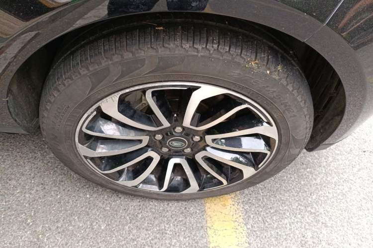 Used Land Rover Range 2022 3.0 L6 360 PS Grand Edition Right Front Wheel Hub