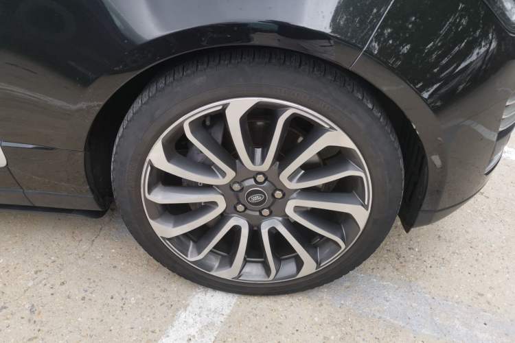 Used Land Rover Range 2022 3.0 L6 400 PS Prestige Extended Version Right Front Wheel Hub