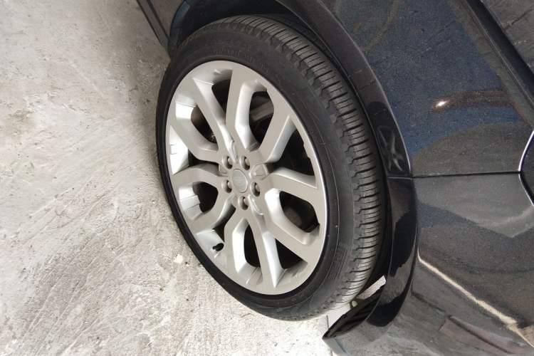 Used Land Rover Range 2022 3.0 L6 400 PS Classic Extended Version Right Front Wheel Hub