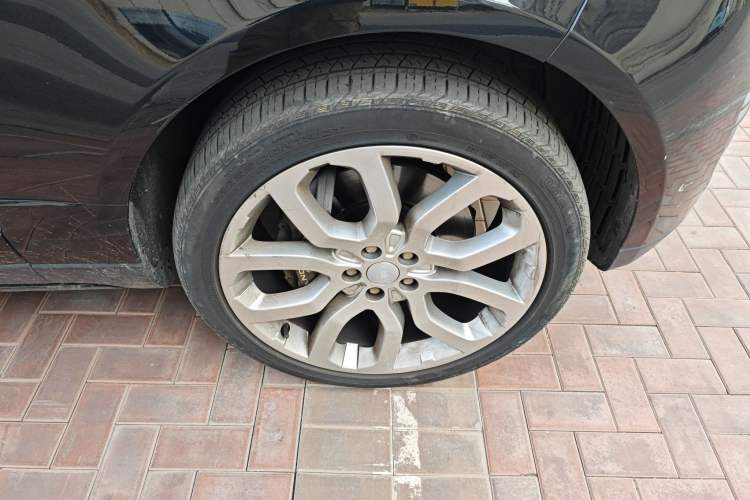 Used Land Rover Range 2022 3.0 L6 400 PS Classic Extended Version Right Front Wheel Hub