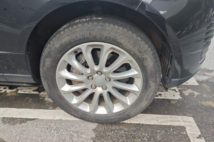 Used Land Rover Range 2022 3.0 L6 360 PS Legacy Edition Right Front Wheel Hub