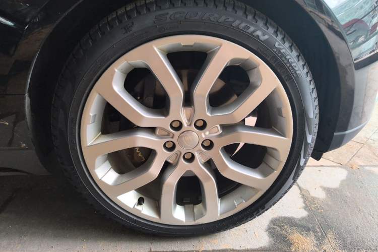 Used Land Rover Range 2022 3.0 L6 400 PS Classic Extended Version Right Front Wheel Hub