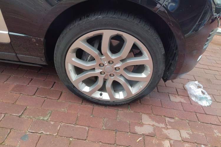 Used Land Rover Range 2022 3.0 L6 400 PS Classic Extended Version Right Front Wheel Hub