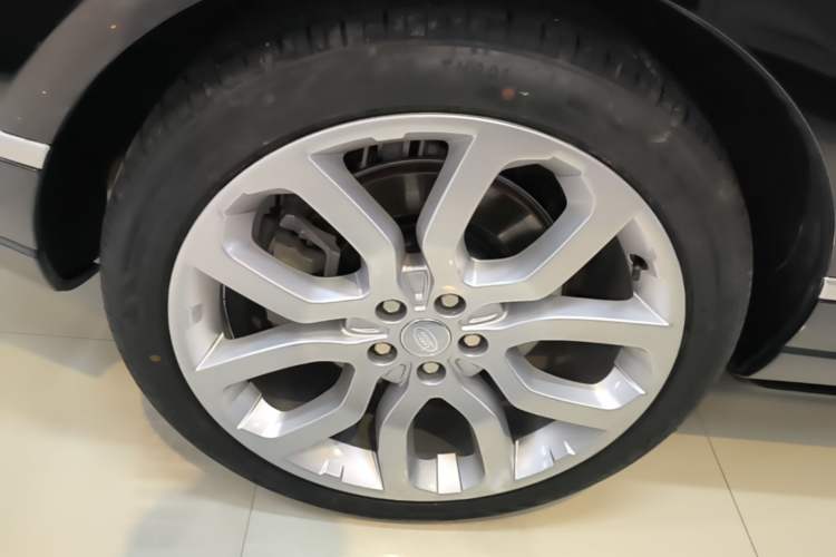 Used Land Rover Range 2022 3.0 L6 400 PS Classic Extended Version Right Rear Wheel Hub