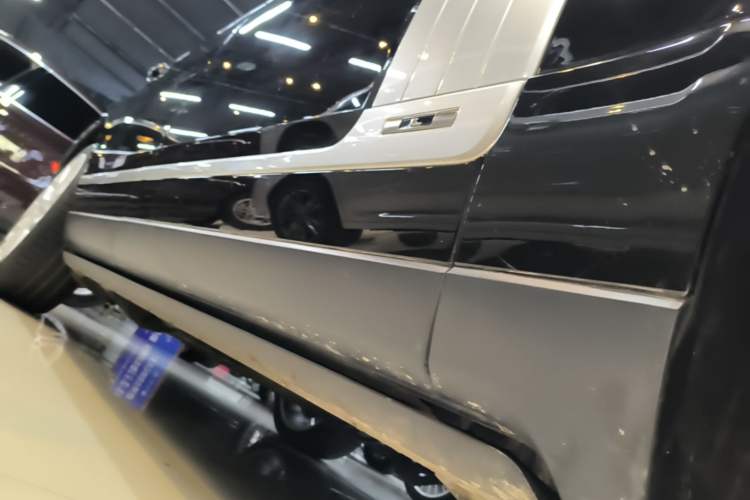 Used Land Rover Range 2022 3.0 L6 400 PS Classic Extended Version Right Side Sill