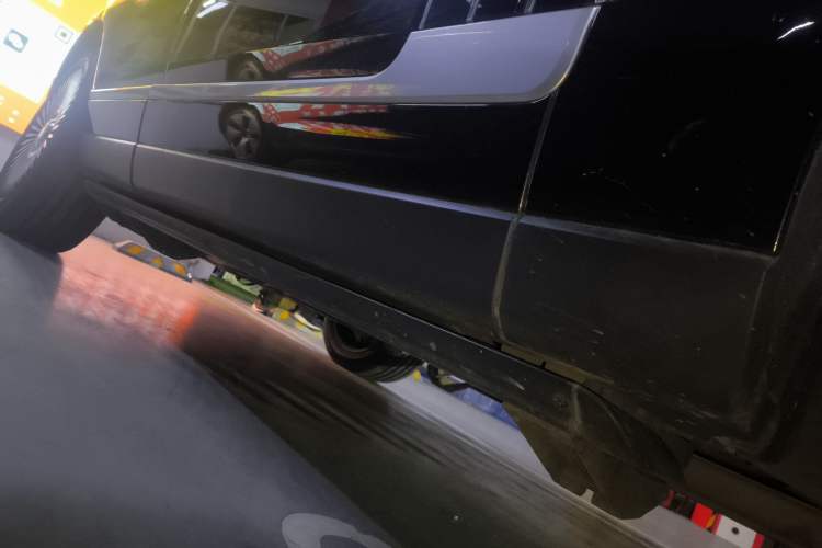 Used Land Rover Range 2022 3.0 L6 360 PS Legacy Edition Right Side Sill