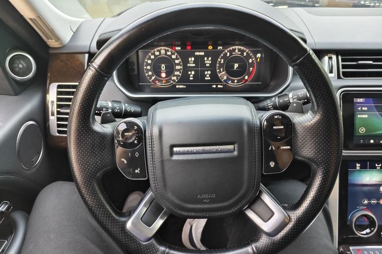 Used Land Rover Range 2022 3.0 L6 400 PS Classic Extended Version Steering Wheel