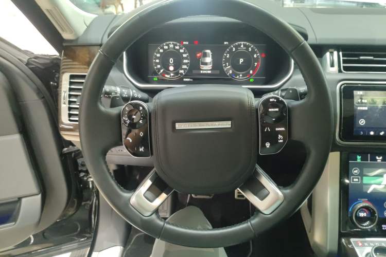 Used Land Rover Range 2022 3.0 L6 400 PS Classic Extended Version Steering Wheel