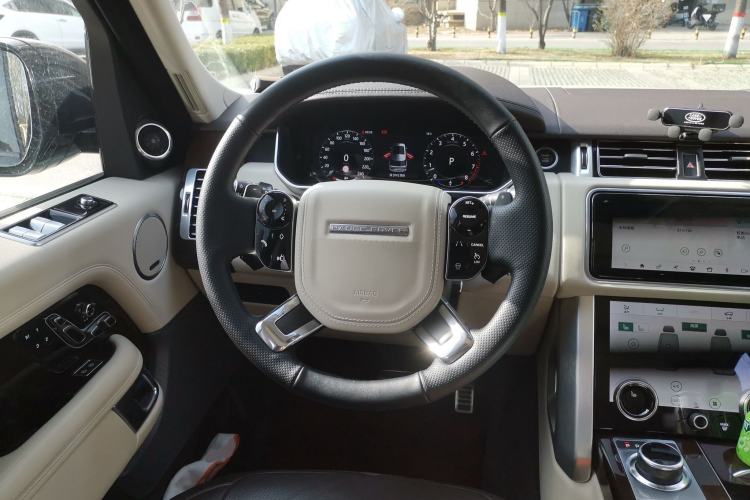 Used Land Rover Range 2022 3.0 L6 400 PS Classic Extended Version Steering Wheel