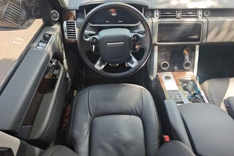 Used Land Rover Range 2022 3.0 L6 400 PS Classic Extended Version Steering Wheel