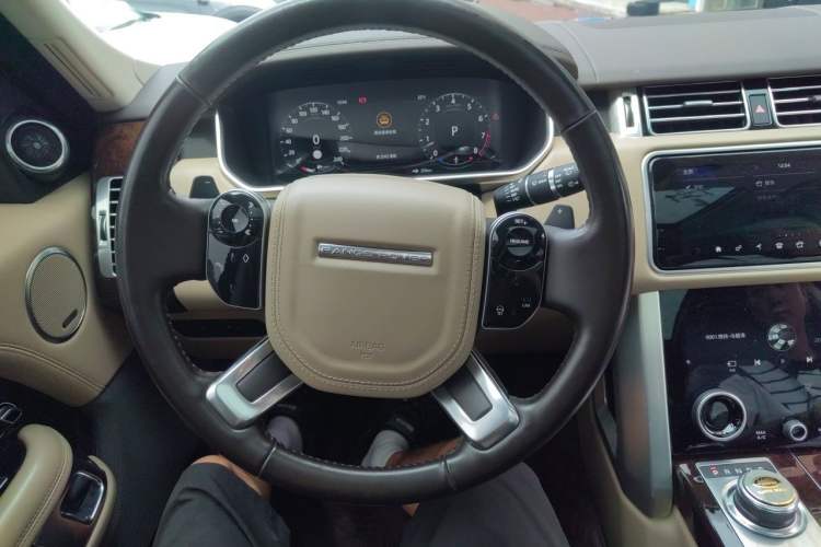 Used Land Rover Range 2022 3.0 L6 400 PS Classic Extended Version Steering Wheel