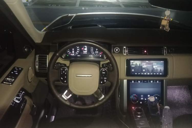Used Land Rover Range 2022 3.0 L6 360 PS Grand Edition Steering Wheel