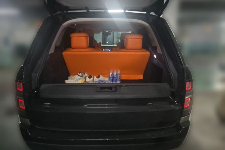 Used Land Rover Range 2022 3.0 L6 400 PS Classic Extended Version Trunk