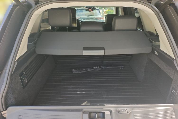 Used Land Rover Range 2022 3.0 L6 400 PS Classic Extended Version Trunk