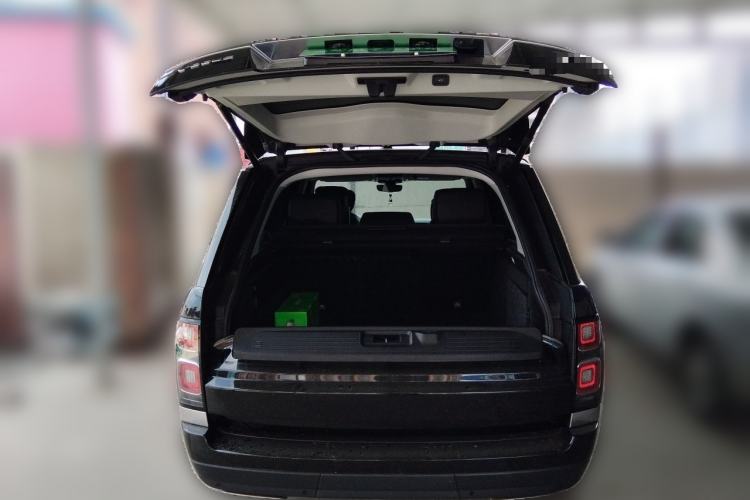 Used Land Rover Range 2022 3.0 L6 400 PS Classic Extended Version Trunk