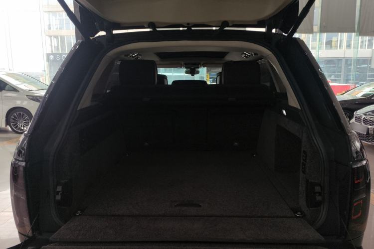 Used Land Rover Range 2022 3.0 L6 400 PS Classic Extended Version Trunk