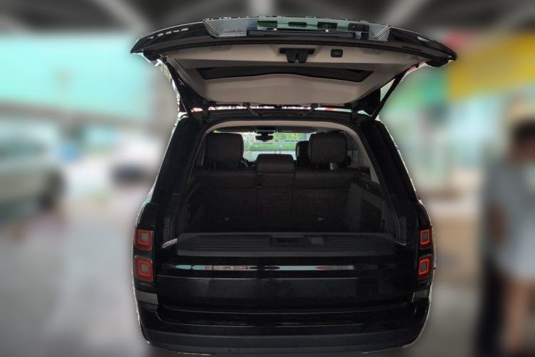 Used Land Rover Range 2022 3.0 L6 400 PS Classic Extended Version Trunk
