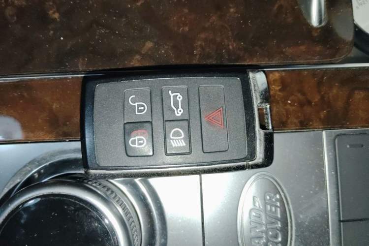 Used Land Rover Range 2022 3.0 L6 400 PS Classic Extended Version Vehicle Key