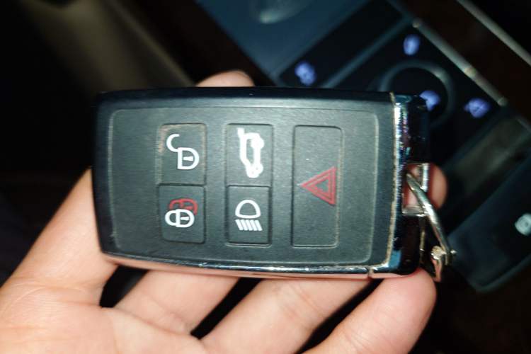 Used Land Rover Range 2022 3.0 L6 400 PS Classic Extended Version Vehicle Key