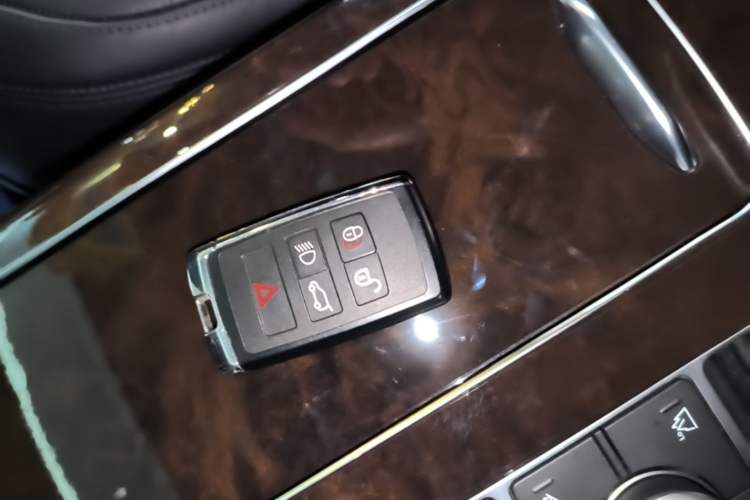 Used Land Rover Range 2022 3.0 L6 400 PS Classic Extended Version Vehicle Key