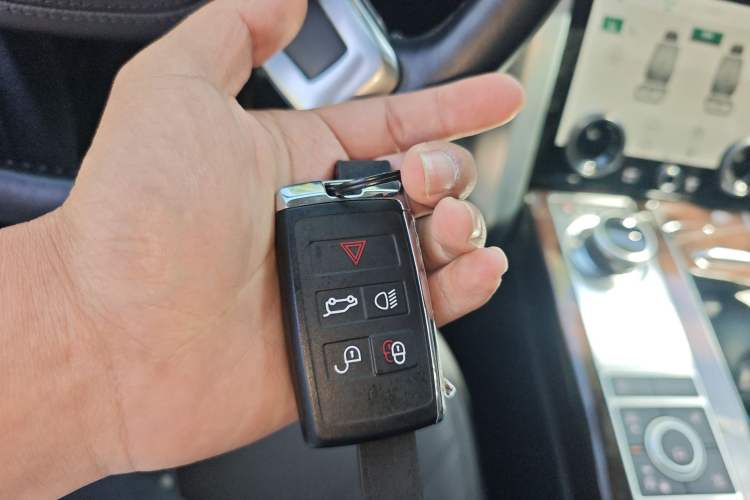 Used Land Rover Range 2022 3.0 L6 400 PS Classic Extended Version Vehicle Key