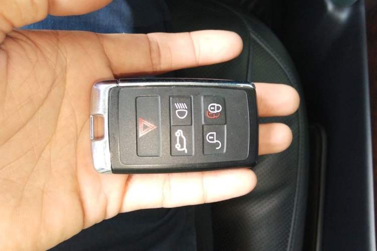 Used Land Rover Range 2022 3.0 L6 400 PS Classic Extended Version Vehicle Key