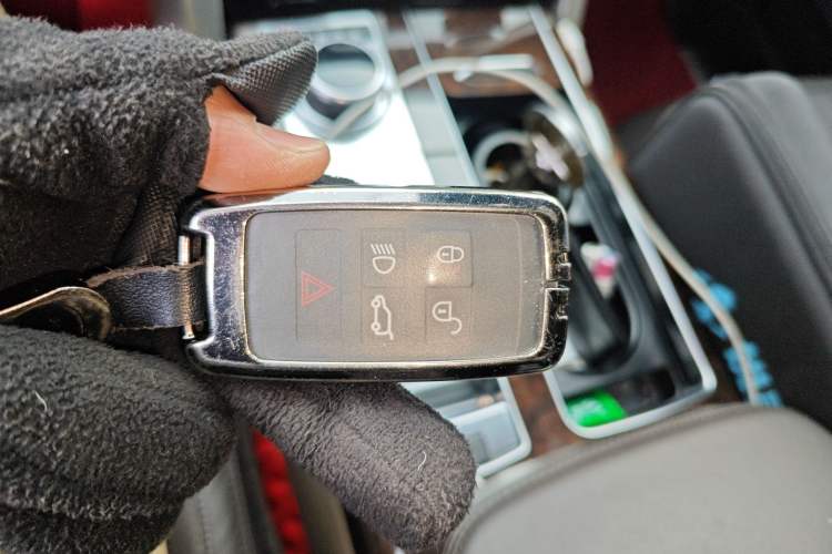 Used Land Rover Range 2022 3.0 L6 400 PS Classic Extended Version Vehicle Key