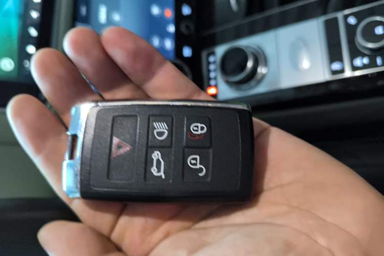 Used Land Rover Range 2022 3.0 L6 400 PS Classic Extended Version Vehicle Key