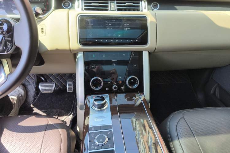Used Land Rover Range 2022 3.0 L6 400 PS Classic Extended Version Audio And AC Panel