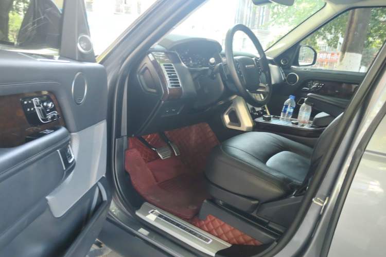 Used Land Rover Range 2022 3.0 L6 400 PS Classic Extended Version Driver Seat