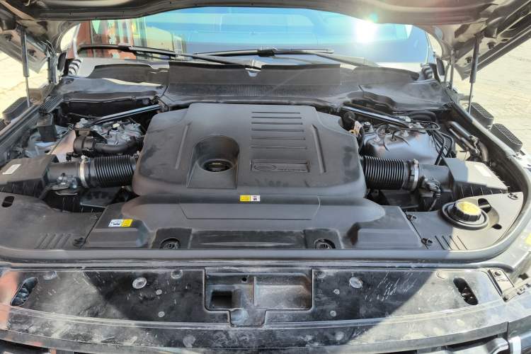 Used Land Rover Range 2022 3.0 L6 400 PS Classic Extended Version Engine Bay