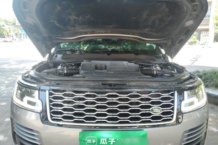 Used Land Rover Range 2022 3.0 L6 400 PS Classic Extended Version Engine Bay