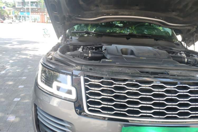 Used Land Rover Range 2022 3.0 L6 400 PS Classic Extended Version Engine Bay Right