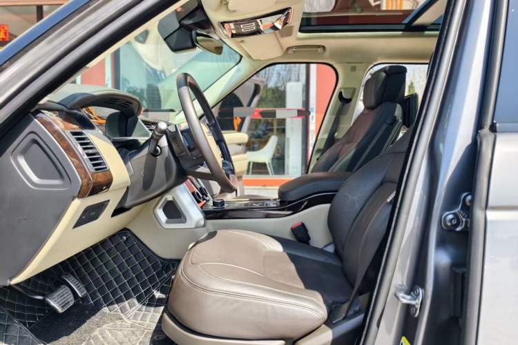Used Land Rover Range 2022 3.0 L6 400 PS Classic Extended Version Interior 1