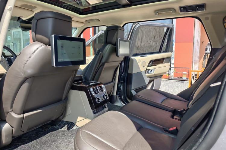 Used Land Rover Range 2022 3.0 L6 400 PS Classic Extended Version Interior 2