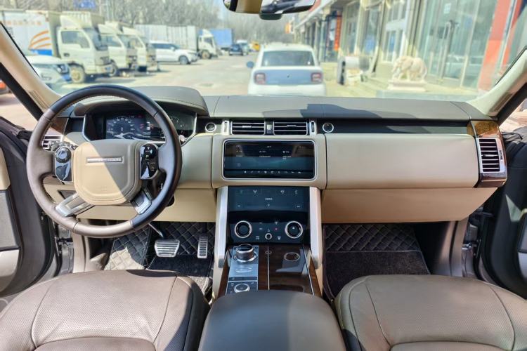 Used Land Rover Range 2022 3.0 L6 400 PS Classic Extended Version Interior 3