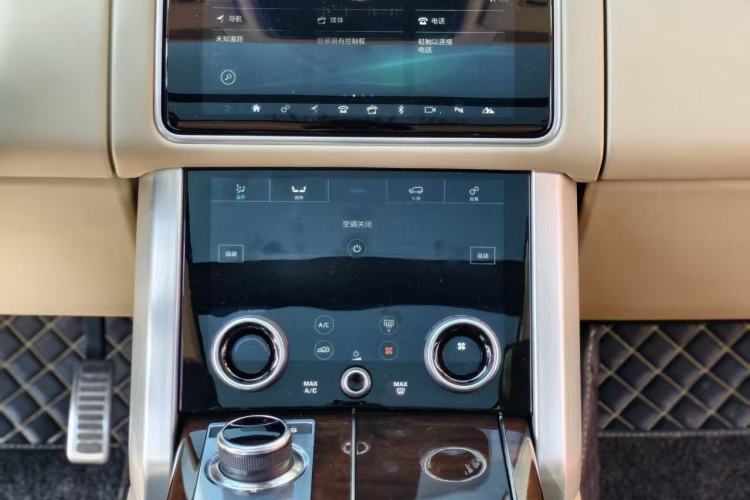 Used Land Rover Range 2022 3.0 L6 400 PS Classic Extended Version Interior 6