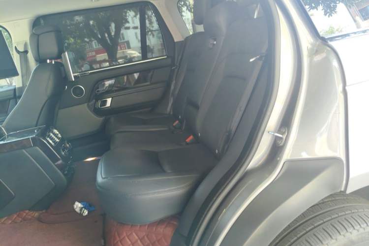 Used Land Rover Range 2022 3.0 L6 400 PS Classic Extended Version Left Rear Seat