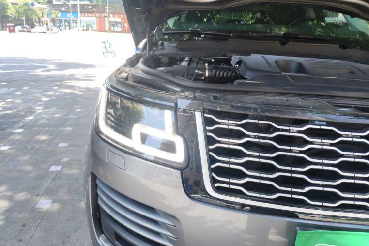 Used Land Rover Range 2022 3.0 L6 400 PS Classic Extended Version Right Front Headlight