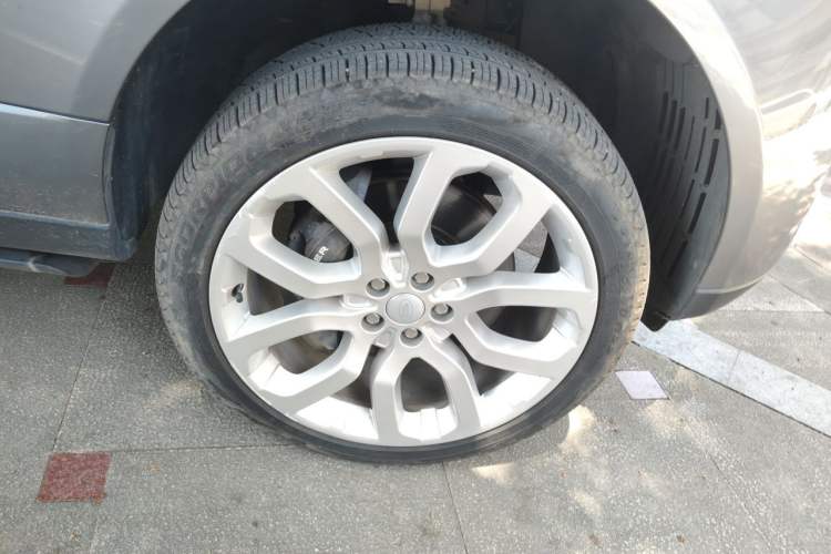Used Land Rover Range 2022 3.0 L6 400 PS Classic Extended Version Right Front Wheel Hub