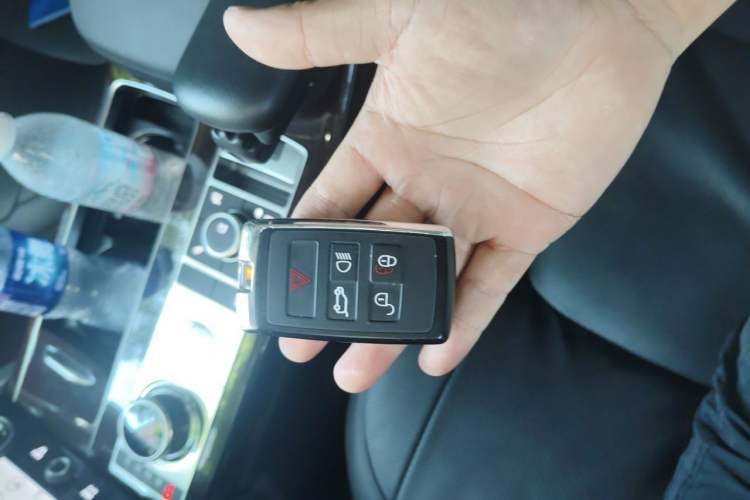 Used Land Rover Range 2022 3.0 L6 400 PS Classic Extended Version Vehicle Key