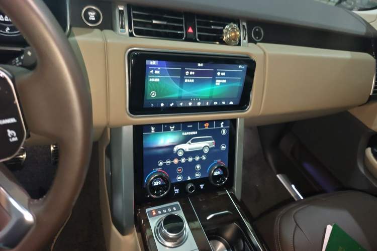 Used Land Rover Range 2022 3.0 L6 400 PS Classic Extended Version Audio And AC Panel