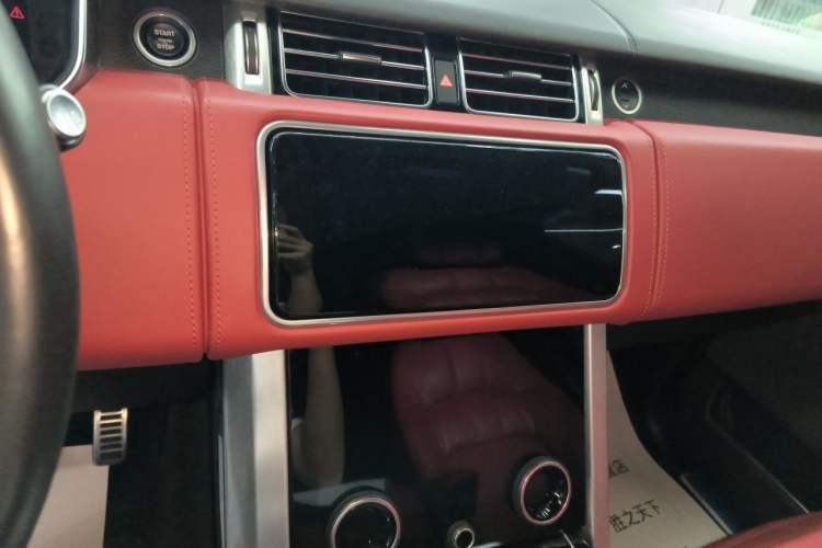 Used Land Rover Range 2022 3.0 L6 400 PS Prestige Extended Version Audio And AC Panel