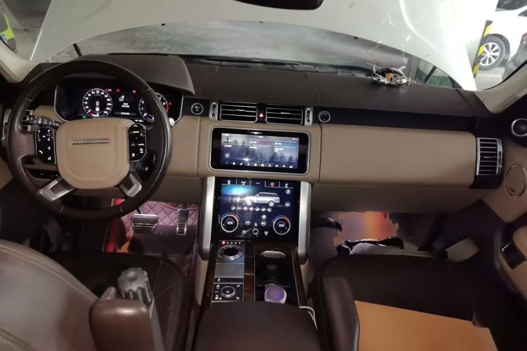 Used Land Rover Range 2022 3.0 L6 360 PS Legacy Edition Center Console