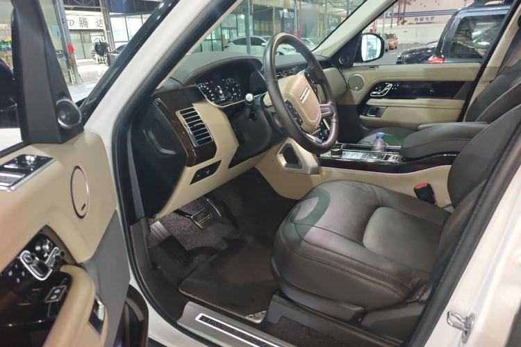 Used Land Rover Range 2022 3.0 L6 400 PS Classic Extended Version Driver Seat