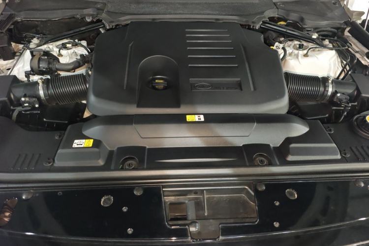 Used Land Rover Range 2022 3.0 L6 400 PS Classic Extended Version Engine Bay