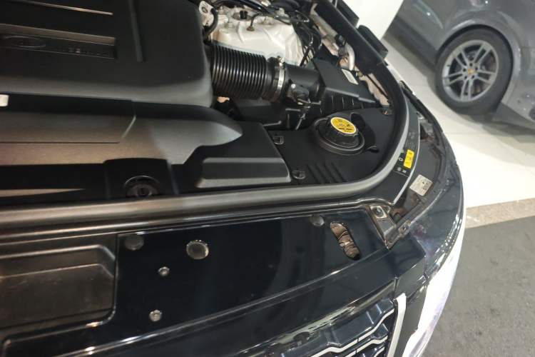 Used Land Rover Range 2022 3.0 L6 400 PS Classic Extended Version Engine Bay Left