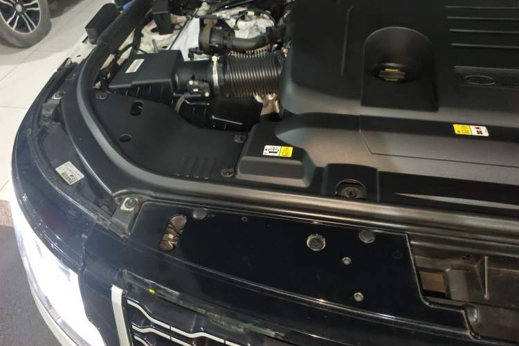 Used Land Rover Range 2022 3.0 L6 400 PS Classic Extended Version Engine Bay Right